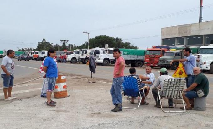 Continúa la protesta de camioneros en las rutas
