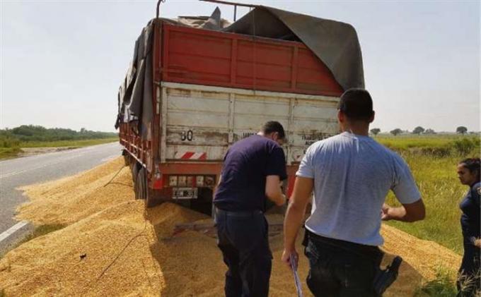 Ataques en las rutas por el paro de transportistas de granos.