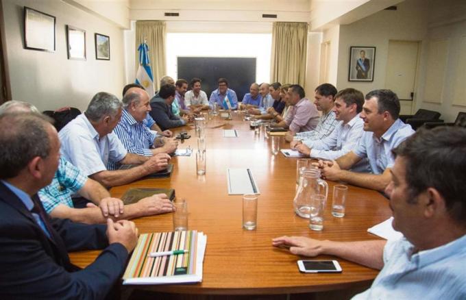 Aumentan la tarifa del transporte de cereal, pero continúa el paro.