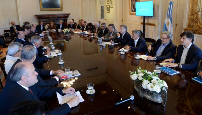 Macri recibió a la Mesa de las Carnes y confirmó la baja de las retenciones al cuero crudo