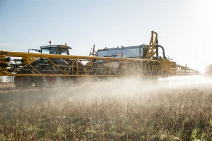 Santa Fe: un diputado pide subir 100% los impuestos a los productores que aplican agroquímicos y bajarlos a quienes no los usan.