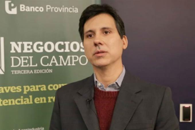 Garzón: "La devaluación llegó justo para los granos, pero es un problema en leche y cerdos".