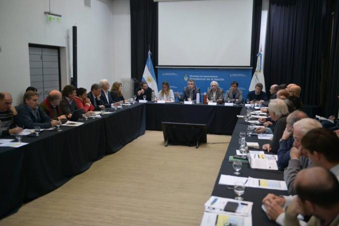 Se realizó la primera reunión de la Mesa Lechera sin la participación de representantes de los pequeños tamberos de las cuencas santafesinas y cordobesas