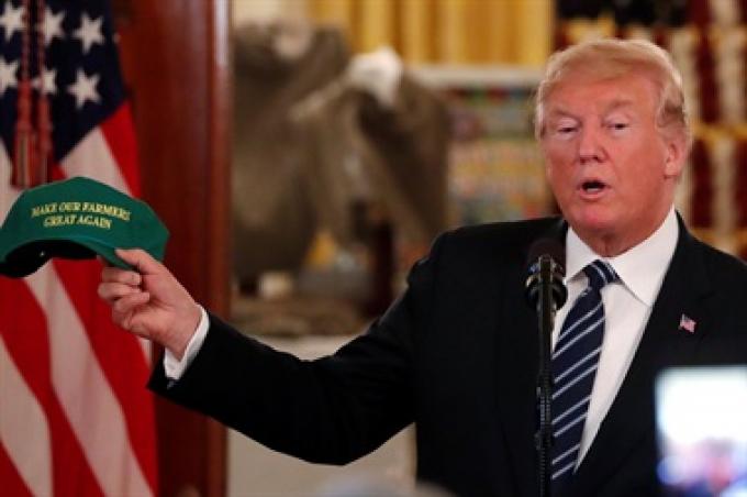 Por la guerra comercial, Trump lanzó un millonario subsidio para el campo.