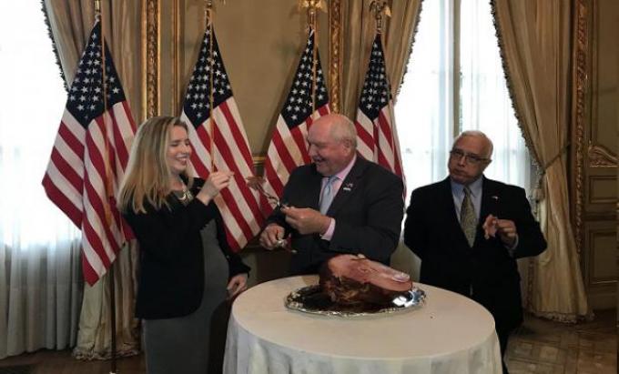 Así celebró un funcionario de EE.UU. el ingreso de carne de cerdo a la Argentina