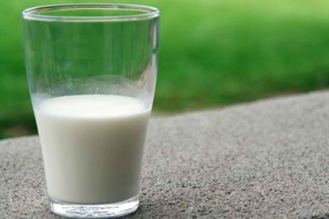 Afirman que el 44% del precio de la leche al público tiene impuestos y bajarlos ayudaría a la cadena.