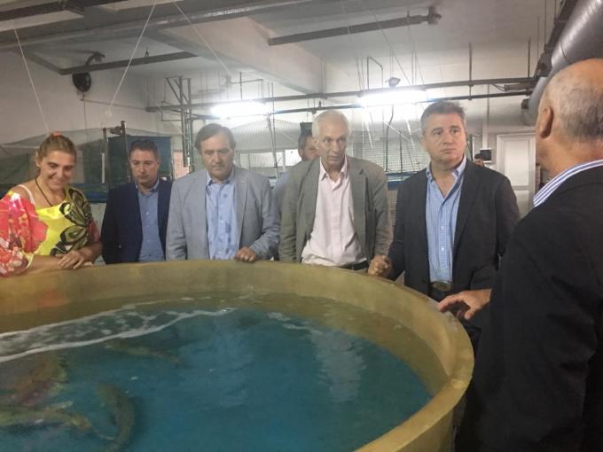 Etchevehere visitó a los científicos que realizarán la campaña de evaluación del calamar argentino
