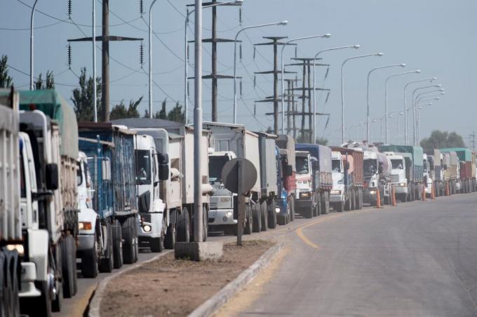 Aluvión de camiones en los puertos rosarinos por la cosecha récord