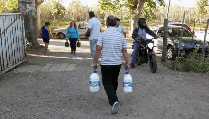 Por los precios y la escasez, crece la compra de leche directamente del tambo