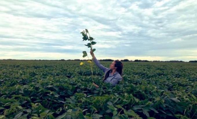 Una joven agrónoma desafía la producción a gran escala en la Patagonia