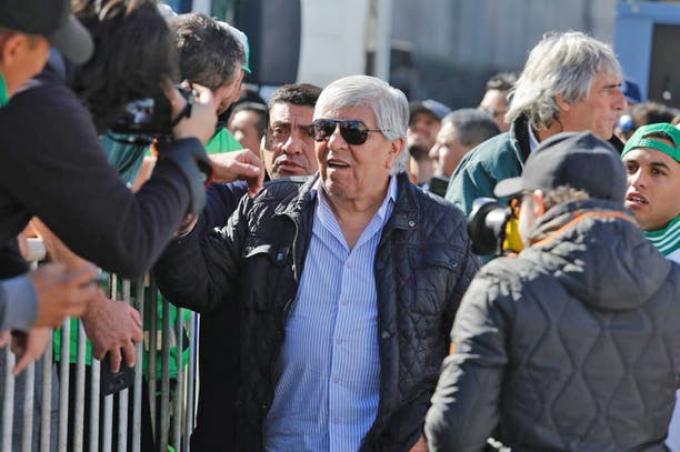 Mercado de Liniers: presión del gremio de Moyano por la afiliación de camioneros