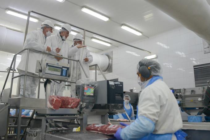 Etchevehere visitó el primer frigorífico de carne vacuna en obtener el Sello Alimentos Argentinos