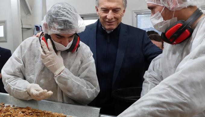Macri visitó una pyme familiar que produce nueces pecán y proyecta ampliar inversiones