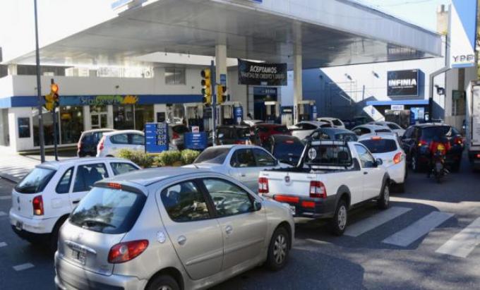 Mediante un Decreto, el Gobierno congeló por 90 días el precio de la nafta y el gasoil