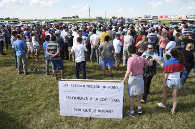 Suba de retenciones. Los productores se movilizaron y en algunos lugares ya piden medidas de fuerza