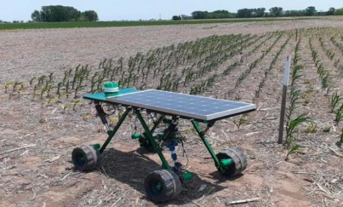 Un robot desarrollado por técnicos rosarinos controla malezas con energía solar.