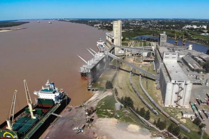 Una histórica bajante del Paraná provoca que los barcos carguen menos soja