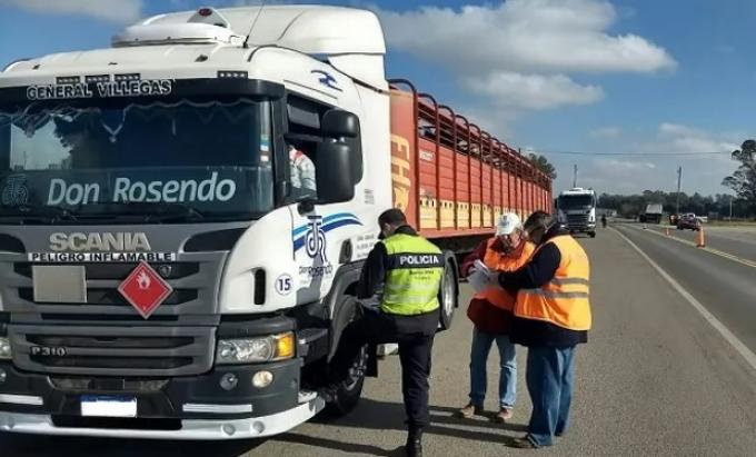 Pónganse de acuerdo: ahora dicen que los trabajadores de actividades esenciales deben recurrir a una empresa de transporte habilitada para poder circular