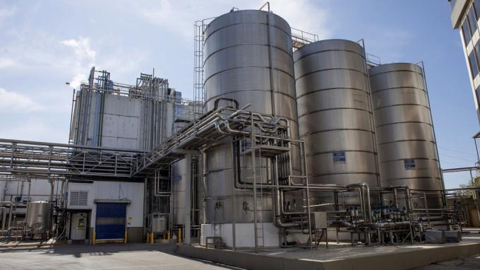 Precios máximos, derechos de exportación y cepo cambiario: receta infalible para destruir la rentabilidad de la principal compañía láctea argentina