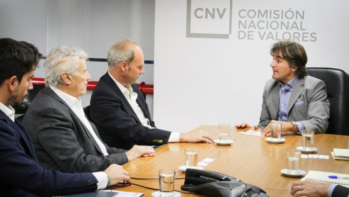 El gobierno intervino el mercado del dólar CCL y MEP con el propósito de desalentar ambas operatorias