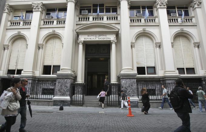 El BCRA insiste que para acceder a dólares oficiales las empresas importadoras deberán desarmar sus posiciones en CCL o MEP