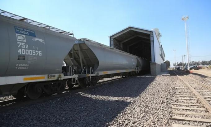 Ingresó el primer tren con granos a los puertos del Gran Rosario: se producirá un ahorro del 30 %