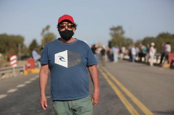 "No hay nadie para apagarlo". Se le quema un campo en San Luis y no puede entrar