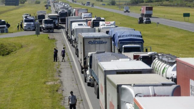 Acopiadores de granos exigen al gobierno que intervenga para levantar el paro camionero