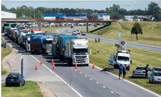 Transportistas mantienen el paro y se reunirán con Massa para destrabar el conflicto