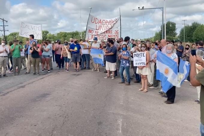 Por un bloqueo: el pueblo que se movilizó en apoyo a una pyme láctea 