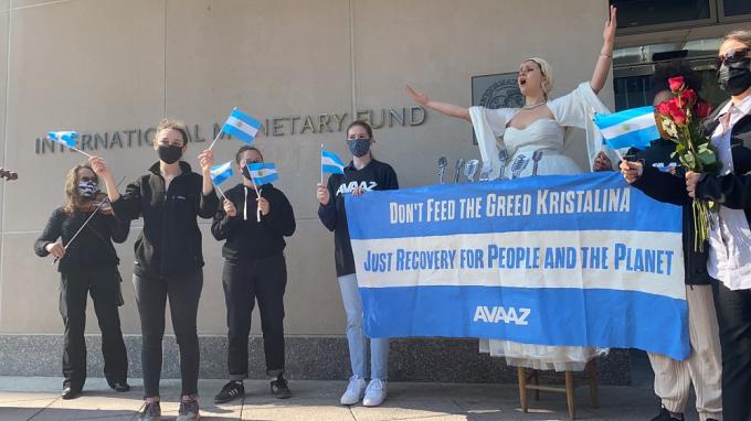 Con esto nos salvamos: “Evita” fue hasta la puerta del FMI para pedir que Argentina pueda cancelar su deuda con superávit ecológico