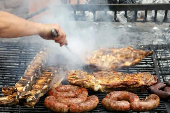 No es que la carne esté cara sino que nosotros estamos regalados: Con un salario mínimo hoy se compra la mitad de asado que hace diez años