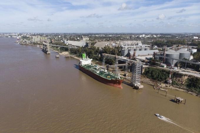 Hidrovía: la agroindustria alerta por una suba en los costos logísticos por el control estatal