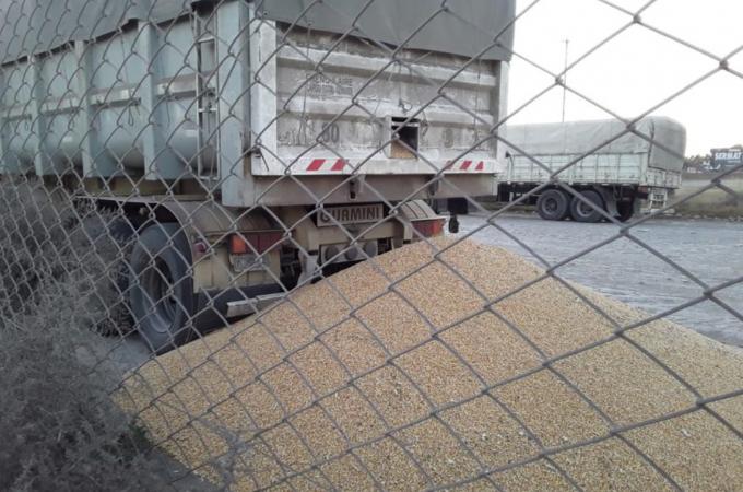 Bloqueo: atacaron a camiones que intentaron descargar granos en el puerto de Bahía Blanca