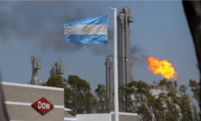 La crítica del Gobierno a dos empresas de insumos que cierran negocios en Argentina