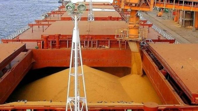 Por bajante del Paraná la carga de maíz en Bahía Blanca superó el promedio histórico