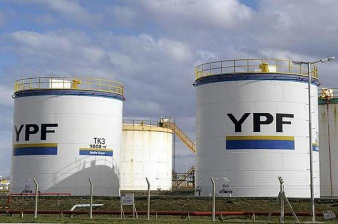 Los ruralistas no entendieron nada. Después de eximir de retenciones a las petroleras, el gobierno se dispone a descontar miles de millones en Ganancias a los productores