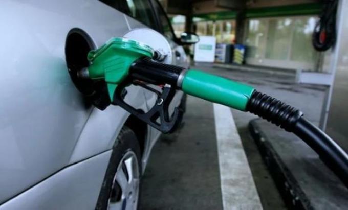 Las estaciones de servicio comenzaron a poner cupos a la entrega de combustible