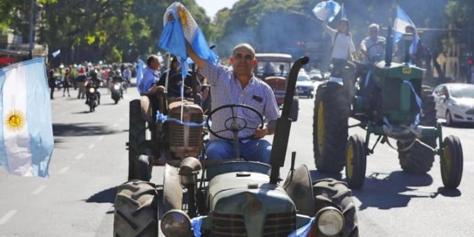 Detrás de la espuma política hay productores que fueron a la Plaza: “El mal humor pasa porque no nos dan los números para seguir laburando”, define Román Gutiérrez, de Pergamino