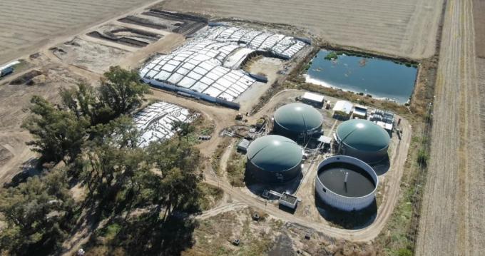 Tienen un campo de 1000 hectáreas y abastecen de energía a dos pueblos gracias a una innovación