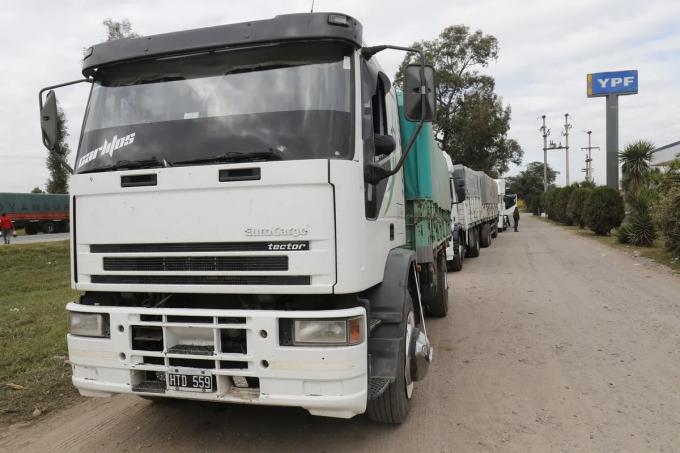 Una entidad transportista alertó sobre un desabastecimiento generalizado si persiste la falta de gasoil