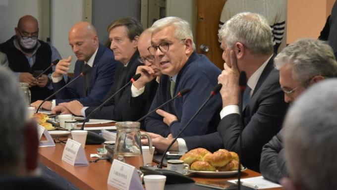 Domínguez prometió que “gasoil no va a faltar” porque en quince días ingresarán tres buques con suficiente combustible importado