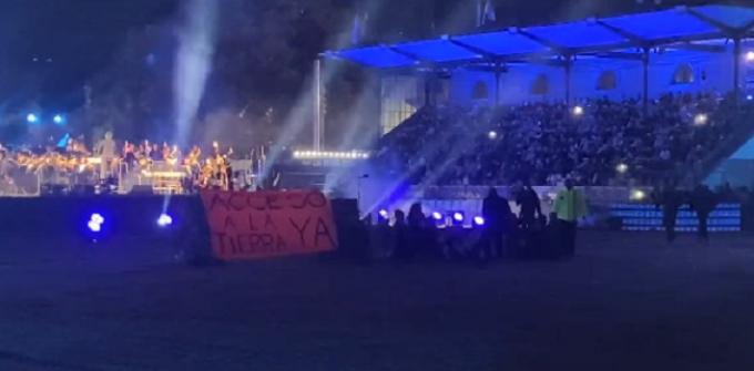 ¿Quiénes son los activistas que ingresaron a la pista central de Palermo en pleno acto inaugural de la Expo Rural?