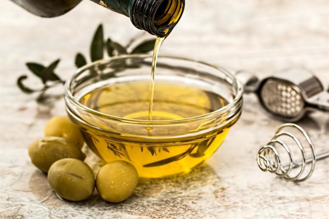 Prohíben la venta de marcas de aceite de oliva y galletas. Alertan por la falsificación de una reconocido producto