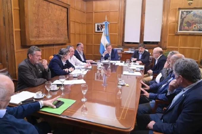 El campo pidió unificar el tipo de cambio a las economías regionales y advirtió que podría dejar de hablar con el Gobierno