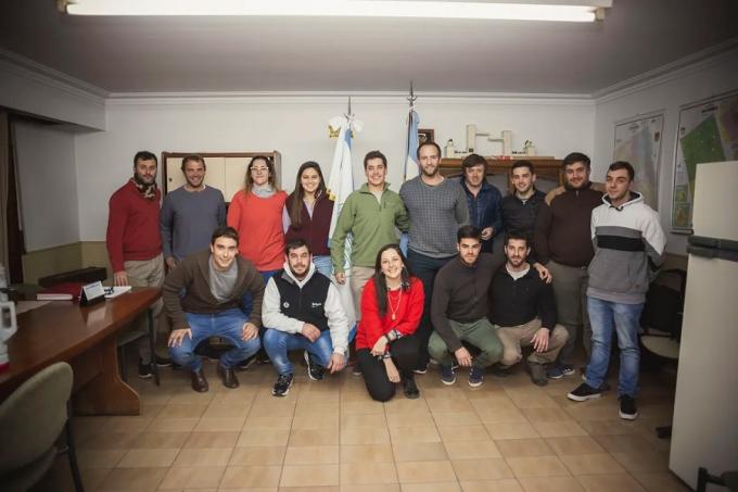 Tienen entre 22 y 29 años y cuentan que se quedan en el país para hacer un cambio de época