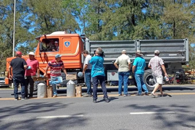 Regalaron 150 litros de leche para contar un apocalipsis