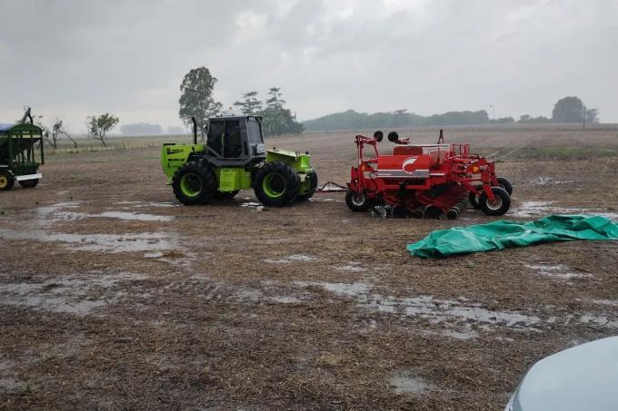 Llovió de manera dispar y los productores arriesgan siembras contrarreloj