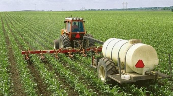 A pesar de las promesas oficiales para liberar dólares, se desplomaron más de 30% las importaciones argentinas de fertilizantes