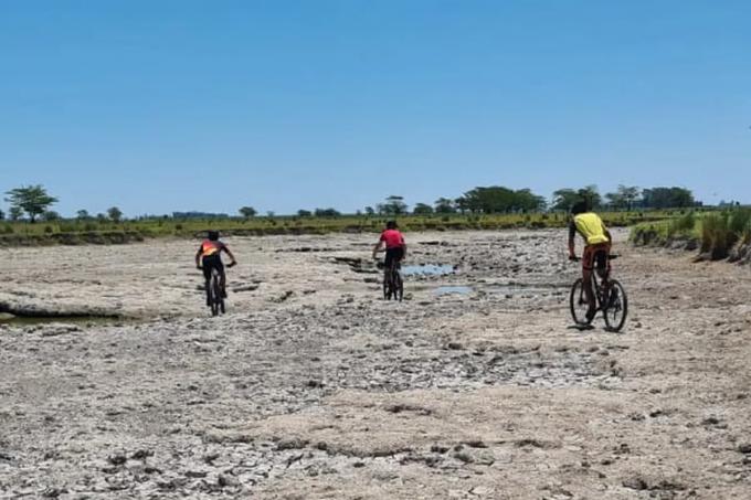 El río que se convirtió en una pista de mountain bike por la sequía